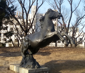 川師校園飛馬銅雕塑